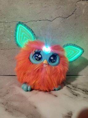 Coral Furby 2023 Hasbro Light-Up Orange & Teal Interactive Toy - French Verison